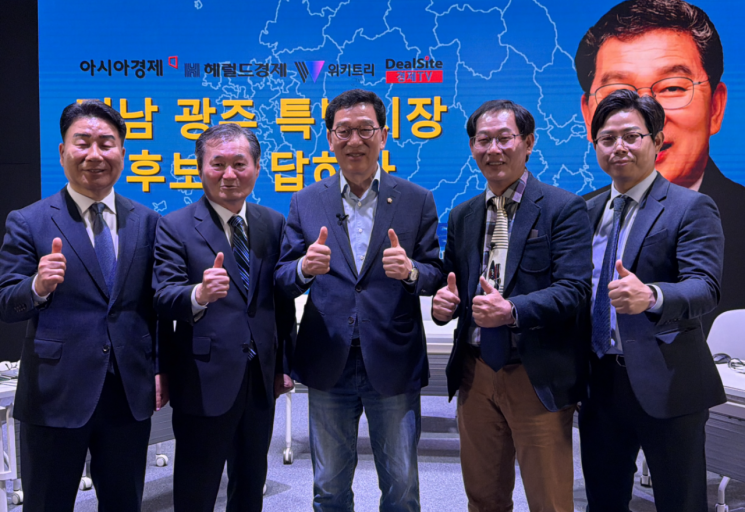 3일 오전 광주 남구 CGI센터 내 스튜디오에서 열린 전남광주통합특별시장 후보 토론회에서 김우관 아시아경제 호남취재본부장, 노해섭 위키트리 호남본부장, 신정훈 후보, 최동환 딜사이트경제TV 본부장, 서인주 헤럴드경제 부장,(왼쪽부터)이 기념촬영을 하고 있다. 송보현 기자