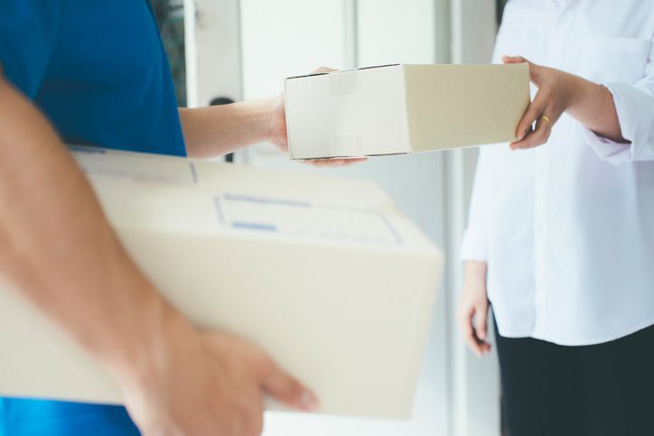 "택배 배송 기름값 내라" 유류할증료 부과하는 아마존…장바구니 물가 띄우나