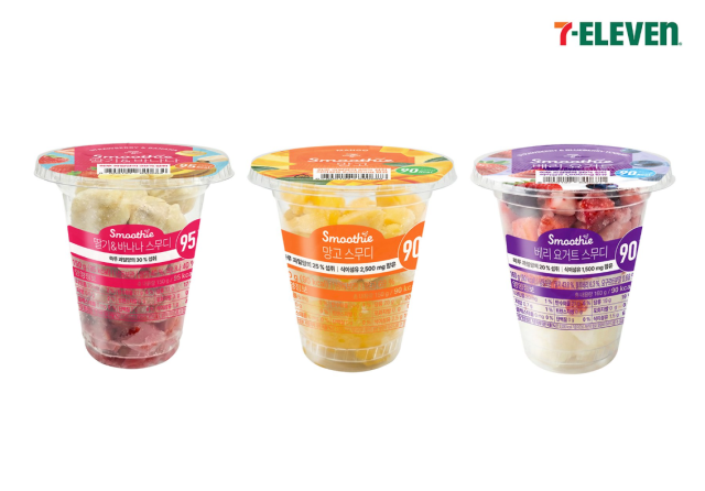 세븐일레븐이 출시한 바나나 스무디(왼쪽), 망고 스무디(가운데), 베리 요거트 스무디(오른쪽). 세븐일레븐