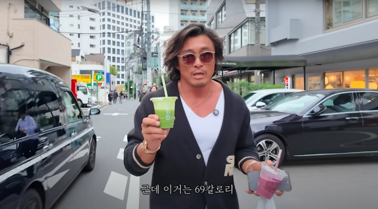 방송인 추성훈이 일본 편의점에서 과일 스무디를 구매해 소개하는 모습. 추성훈 유튜브 채널 영상 캡처