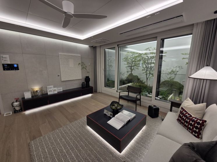 라클라체자이드파인 전용면적 84㎡ 거실 모습. 이정윤 기자