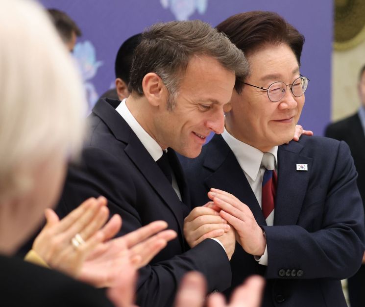 이재명 대통령과 에마뉘엘 마크롱 프랑스 대통령이 3일 청와대에서 열린 국빈 방한 환영 오찬에서 건배 후 손을 맞잡으며 포옹하고 있다. 2026.4.3 연합뉴스