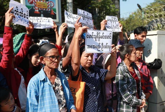 미얀마 양곤의 한 인세인 교도소 앞에서 수감자들의 가족들이 석방을 앞둔 수감자들의 이름이 적힌 피켓을 들고 기다리고 있는 모습. 미얀마 군부가 독립기념일을 맞아 지난 4일 수감자 6000여 명에 대한 사면을 단행했다. EPA 연합뉴스