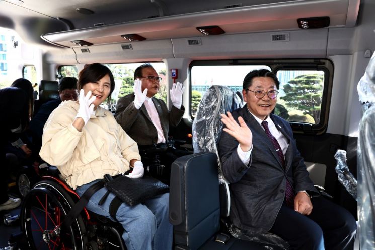 右侧为庆南金海市长 Hong Taeyong 与金海市残疾人团体联合会相关人士等人一起乘坐“伽倻娜莱”号。金海市提供