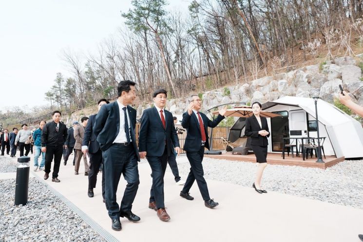 방세환 광주시장이 3일 경안동 산2-1 일원에서 민간 공원 특례사업으로 조성된 광주 중앙공원 개장식을 마친 뒤 현장을 둘러보고 있다. 경기 광주시 제공