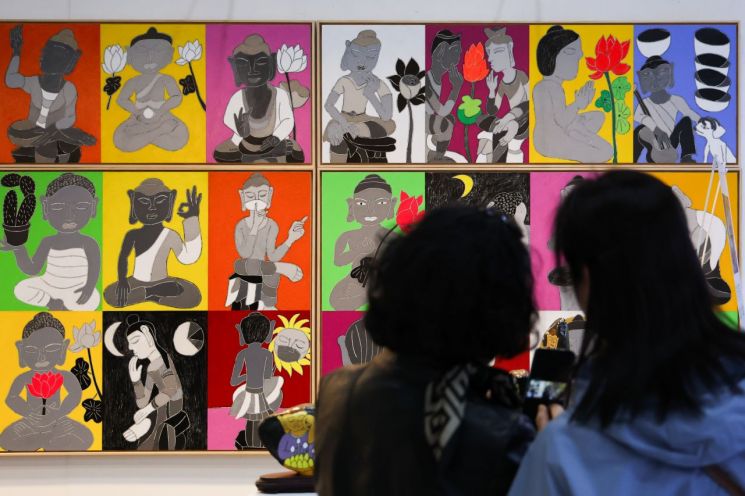 2일 서울 강남구 코엑스에서 열린 2026 서울국제불교박람회에서 참관객들이 전시장을 둘러보고 있다. 연합뉴스