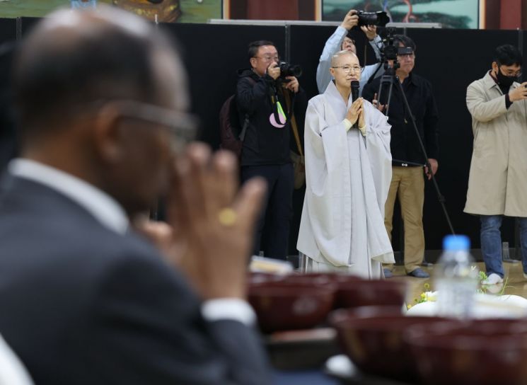 3일 서울 강남구 봉은사에서 열린 주한 외국 대사 초청 한국불교문화교류 행사에서 선재 스님이 사찰음식에 대해 설명하고 있다. 연합뉴스