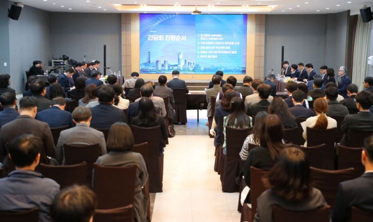 강원특별자치도(도지사 김진태)가 금융위원회와 공동으로 3일 춘천 스카이컨벤션에서 '찾아가는 국민성장펀드 간담회'를 개최하고 있다. 강원도 제공