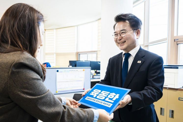 육동한 시장이 3일 오후 3시 춘천시선거관리위원회를 찾아 예비후보 등록을 하고 있다. 육동한 예비후보 제공