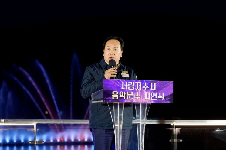 이권재 오산시장이 지난 2일 서랑저수지 일원에서 열린 음악분수 시연식에서 인사말을 하고 있다. 오산시 제공