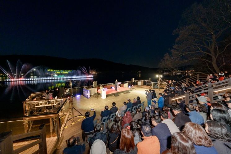 오산시가 지난 2일 서랑저수지 일원에서 시민들의 뜨거운 호응 속에 음악분수 시연식을 개최하고 있다. 오산시 제공