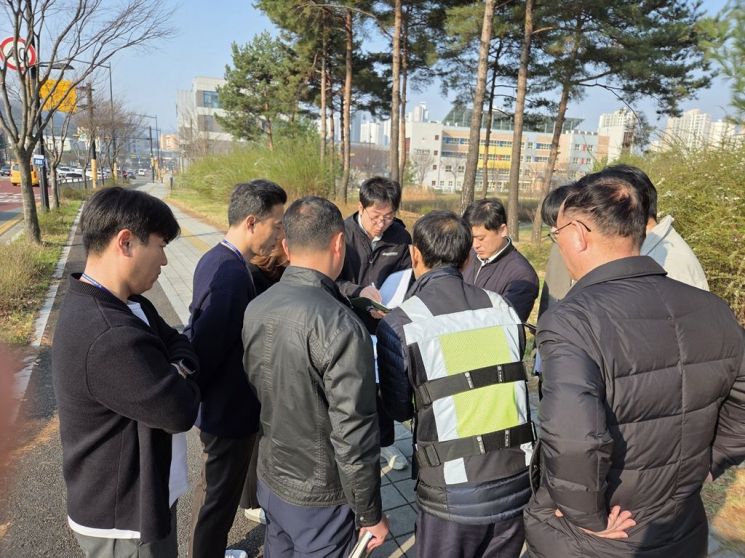 为缓解因长期交通拥堵给市民带来不便、并持续引发投诉的新平和路民乐出入口周边道路交通混杂状况，议政府市于本月2日会同相关机构开展联合现场检查。议政府市提供