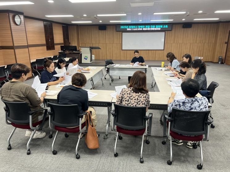 의정부시(시장 김동근)가 급변하는 인구 구조와 복합적인 복지 수요에 발맞춰 장애인 정책 체계를 전면 재정비한다. 사진은 지난 2025년 의정부시 지역사회보장협의체 장애인분과 월례회의 모습. 의정부시 제공