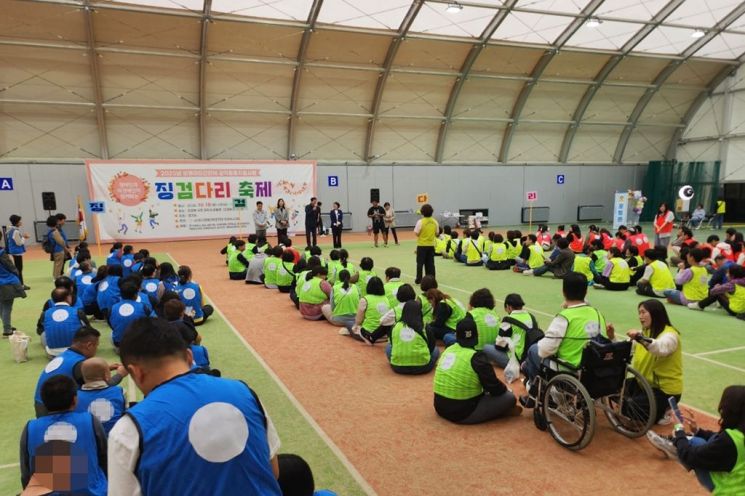 의정부시(시장 김동근)가 급변하는 인구 구조와 복합적인 복지 수요에 발맞춰 장애인 정책 체계를 전면 재정비한다. 사진은 장애인가족 프로그램 '2025년 제20회 징검다리축제' 모습. 의정부시 제공