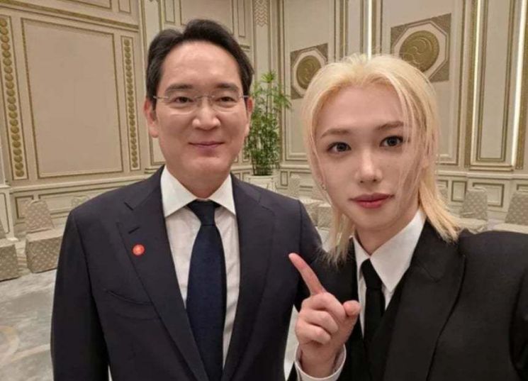 이재용 삼성전자 회장과 함께 찍은 사진을 SNS에 올린 그룹 스트레이 키즈(Stray Kids) 멤버 필릭스. 필릭스 인스타그램.