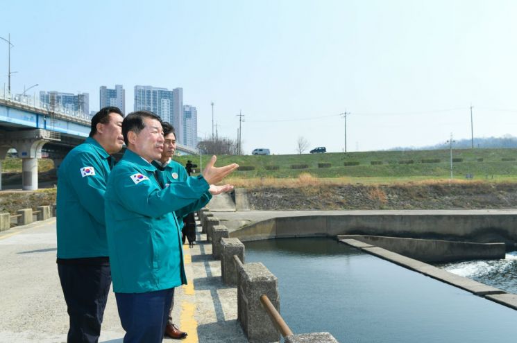 白京现九里市长本月2日走访王宿川土坪桥下方3处存在人员伤亡隐患的区域，检查岁月桥、河滩停车场、河床道路等主要设施的现状及暴雨时管控体系。九里市提供