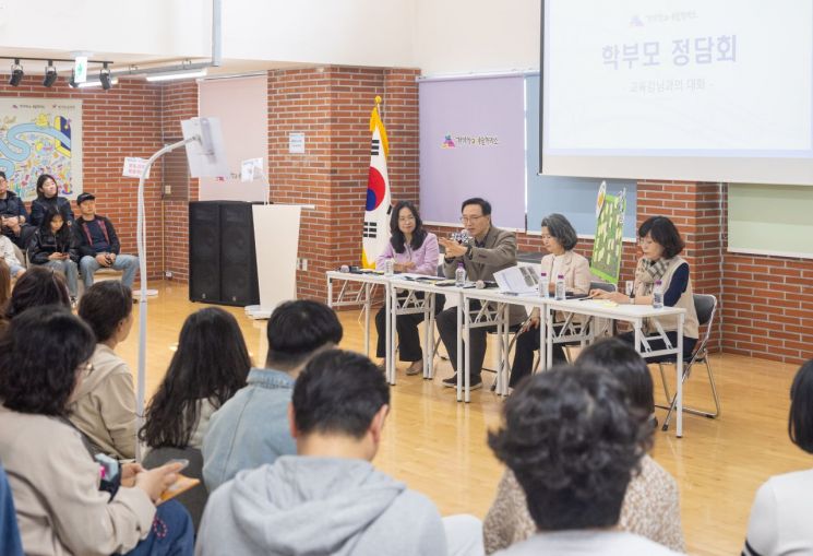 임태희 경기도교육감이 4일 경기학교예술창작소에서 열린 '2026 예술영재 마스터 클래스 80, 60-hour' 개강식에 참석해 학생들과 소통하고 있다. 경기도교육청 제공