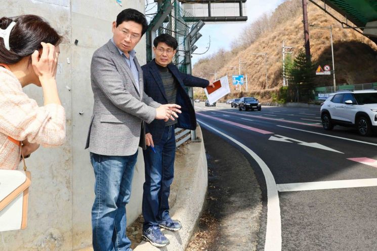 이상일 용인특례시장이 4일 기흥중학교 신축공사 현장과 인근 청곡초 통학로 현장을 살펴보고 있다. 용인시 제공