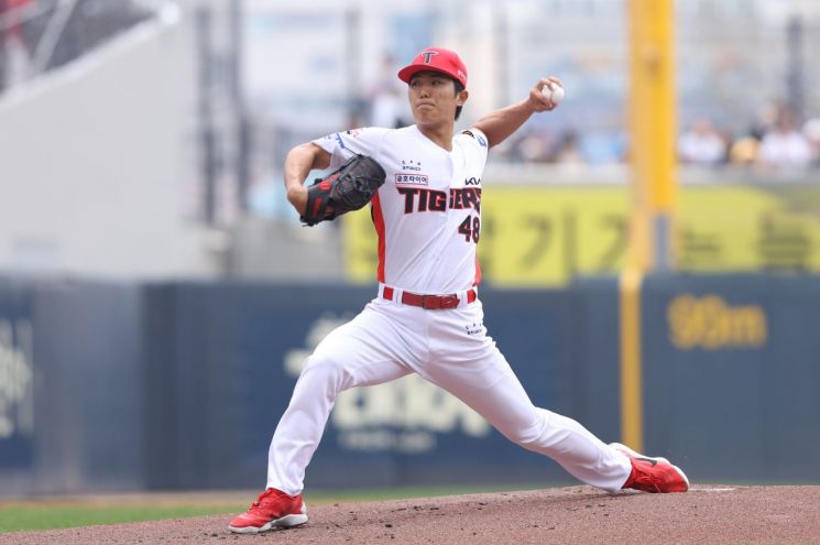 KIA 타이거즈 이의리가 4일 광주-기아 챔피언스 필드에서 열린 2026 신한 SOL뱅크 KBO리그 NC 다이노스와의 홈 경기에서 역투하고 있다. KIA 타이거즈 제공
