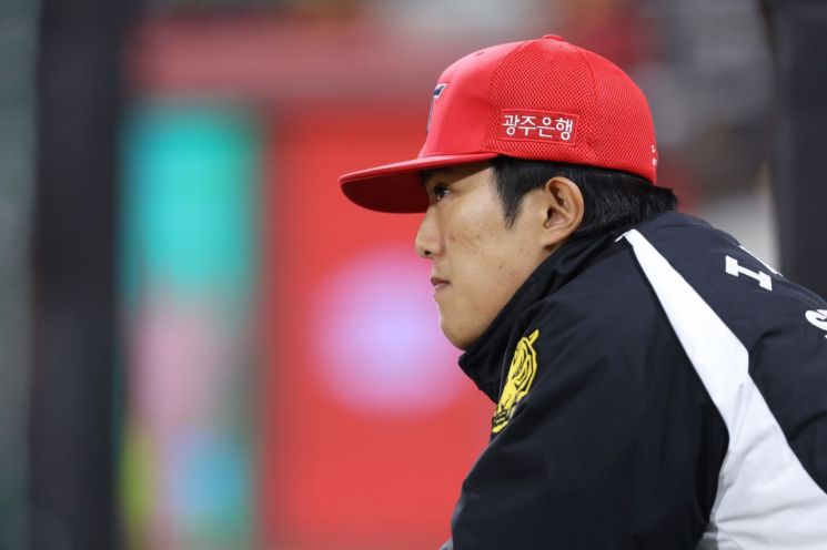 4일 광주-기아 챔피언스 필드에서 열린 2026 신한 SOL뱅크 KBO리그 NC 다이노스와의 홈 경기에서 KIA 타이거즈 이의리가 강판된 뒤 마운드를 바라보고 있다. KIA 타이거즈 제공