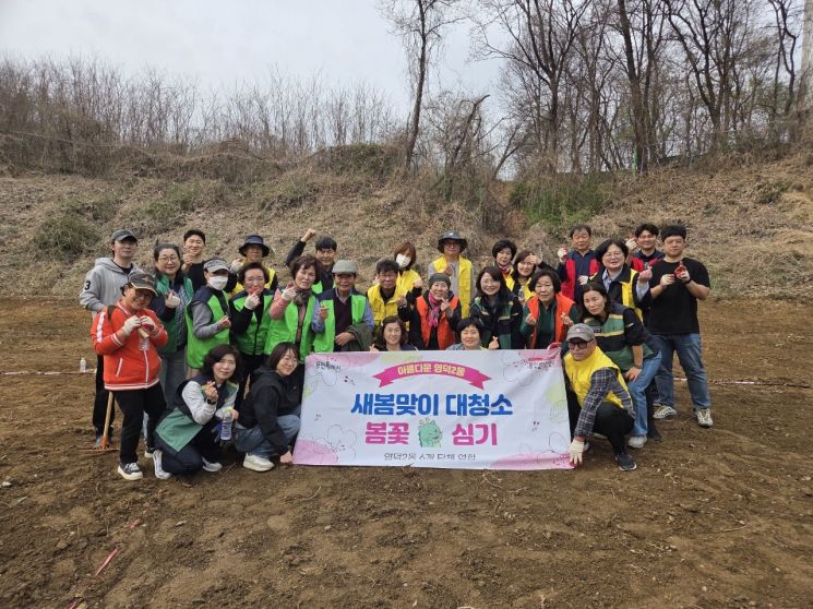 迎接新春，Giheung区 Yeongdeok2洞开展大扫除和植花活动。龙仁市提供