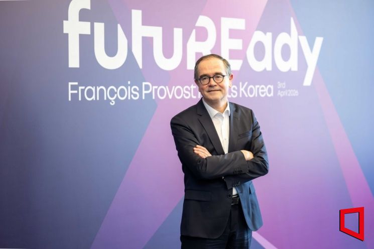 프랑수아 프로보 르노그룹 회장이 지난 3일 JW메리어트 서울 호텔에서 한국자동차기자협회 공동취재단과 가진 간담회에서 기념촬영을 하고 있다. 공동취재단