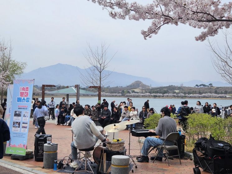 2025年4月束草文化街头表演活动现场。束草市提供