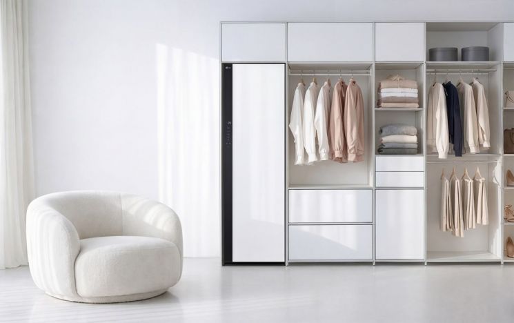 2026년형 5벌식 스타일러는 AI가 의류 무게 데이터를 학습·분석해 최적의 스타일링 코스를 제안한다. LG전자