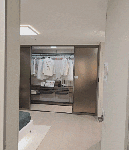 '풍무역세권 수자인 그라센트 2차' 견본주택에 마련된 전용 105㎡ 침실. 침실과 맞닿은 알파룸을 둬 서재나 드레스룸 등으로 활용할 수 있고 안쪽에 드레스룸과 화장대, 부부욕실을 을 분리 배치해 편의성을 높였다. 최서윤 기자