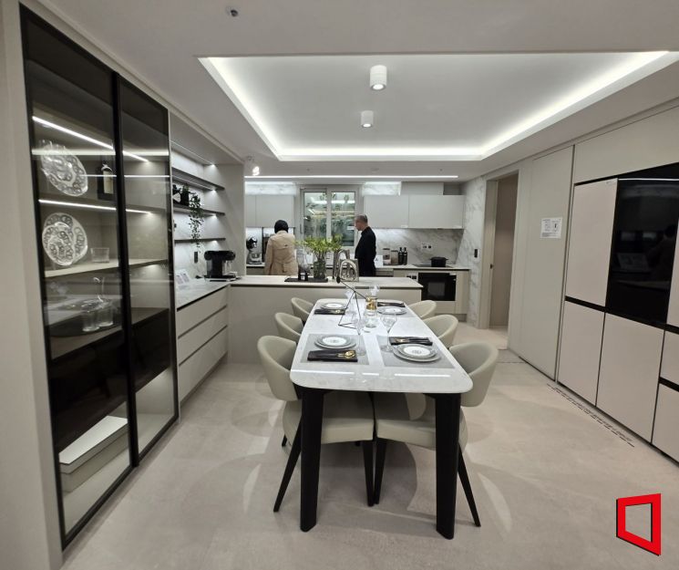 '풍무역세권 수자인 그라센트 2차' 견본주택에 마련된 전용 105㎡ 주방 공간. 대형 주방창과 넉넉한 수납공간을 적용해 개방감과 실용성을 함께 높였다. 최서윤 기자