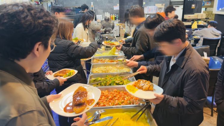 지난 1일 오후 서울 구로구의 한 호프집에서 직장인들이 점심 8000원 무한리필 뷔페를 이용하기 위해 음식을 담고 있다. 박호수 기자