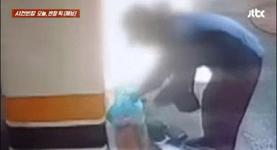 서울 양천구의 한 빌라 주차장에서 한 여성이 쓰레기를 바닥에 쏟아버린 뒤 종량제 봉투만 가져가는 모습이 포착돼 논란이 일고 있다. JTBC '사건반장'