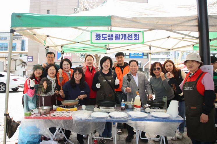 Joo Kwangdeok, Mayor of Namyangju, attended the '2026 Hwadosarang Love Bazaar' hosted by the local community 'Hwadosarang' at Maseok Square in Hwado-eup on the 4th, communicating with the residents. Provided by Namyangju City