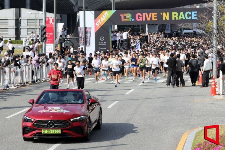 메르세데스-벤츠 사회공헌위원회는 5일 부산시에서 개최된 기부 문화 확산 달리기 행사 '제13회 메르세데스-벤츠 기브앤 레이스'가 시민 2만명이 참가한 가운데 성황리에 마무리했다고 밝혔다. 메르세데스-벤츠 코리아