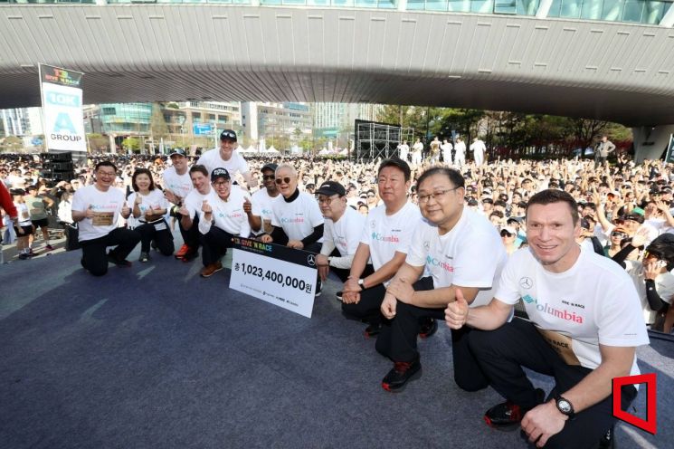 메르세데스-벤츠 사회공헌위원회는 5일 부산시에서 개최된 기부 문화 확산 달리기 행사 '제13회 메르세데스-벤츠 기브앤 레이스'가 시민 2만명이 참가한 가운데 성황리에 마무리했다고 밝혔다. 메르세데스-벤츠 사회공헌위원회 마티아스 바이틀 의장(오른쪽 첫번째), 부산MBC 최병한 사장(오른쪽 세번째), 사회복지법인 아이들과미래재단 이훈규 이사장(오른쪽 다섯번째), 메르세데스-벤츠 사회공헌위원회 이상국 위원(왼쪽 첫번째), 이은정 위원(왼쪽 두번째), 컬럼비아스포츠웨어코리아 제프 맥파이크 대표(왼쪽 세번째), 부산광역시 박형준 시장(왼쪽 다섯번째). 메르세데스-벤츠 코리아