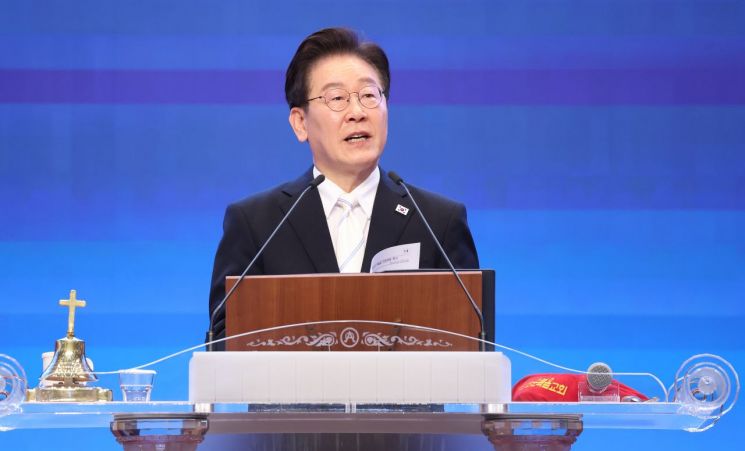 이재명 대통령이 5일 서울 여의도순복음교회에서 열린 부활절 연합예배에서 축사하고 있다. 연합뉴스