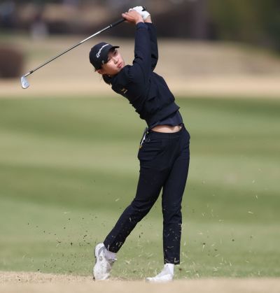 중학생 아마추어 김서아가 더 시에나 오픈 4라운드 1번 홀에서 아이언 샷을 하고 있다. KLPGA 제공