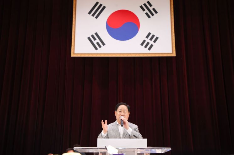Joo Kwangdeok南杨州市市长近日在南杨州体育文化中心室内体育馆举办“第20届南杨州市长杯乒乓球大赛”。南杨州市提供