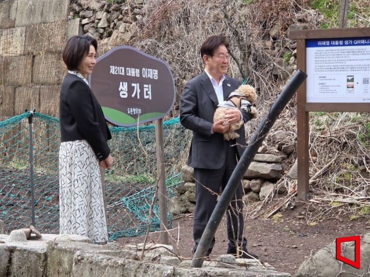 李대통령이 지난 4일 김혜경 여사와 생가 터에서 나란히 서서 주민들에게 화답하며 미소 짓고 있다.