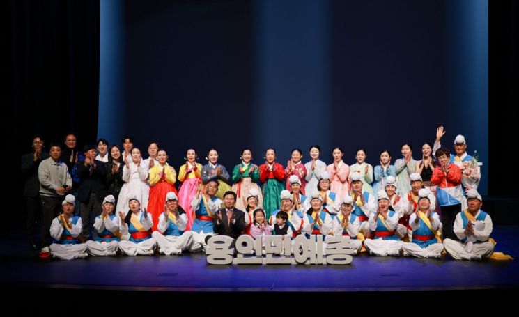 이상일 용인특례시장이 지난 5일 수지구 용인평생학습관 큰어울마당에서 열린 ‘한우리예술단 정기공연’에서 출연진들과 기념사진 촬영을 하고 있다. 용인시 제공
