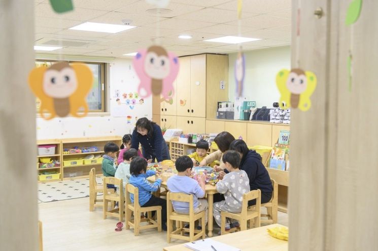 “阳川模式通宵紧急照护幼儿园”保育室内部景象。阳川区提供。