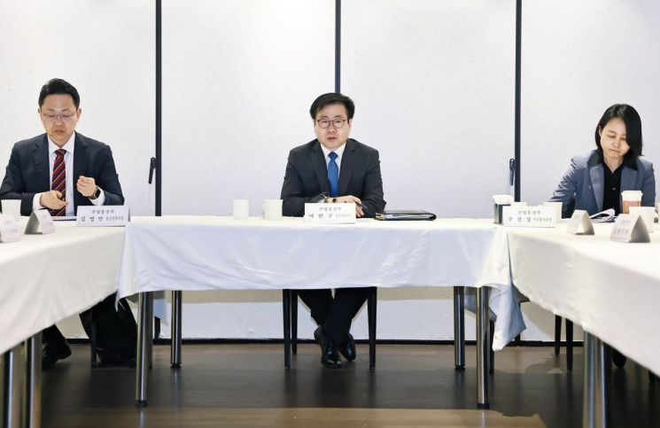 여한구 산업통상부 통상교섭본부장(가운데)이 6일 서울에서 보건복지부 등 관계부처와 지원기관 및 주요 의약품 수출기업과 협·단체 관계자가 참석한 가운데 열린 '의약품 수출기업 간담회'를 주재하고 있다. 산업부