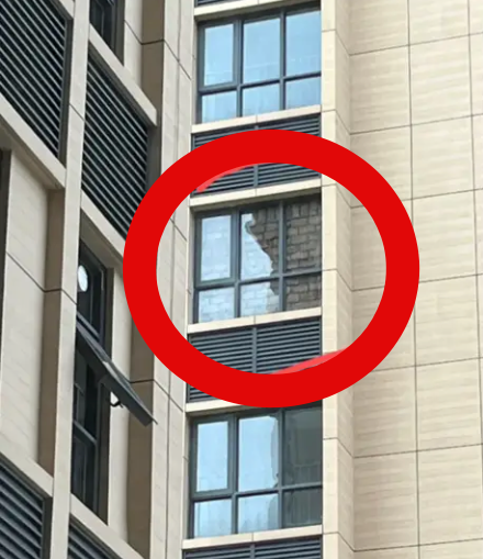 중국 매체 소후망에 따르면, 2020년 기준 이러한 납골 아파트에 안치된 유골함이 약 10만 개에 달한다. 수요 증가에 따라 가격도 상승해 초기 1㎡당 3000위안 수준이던 납골 공간은 7000위안까지 치솟았다. 바이두