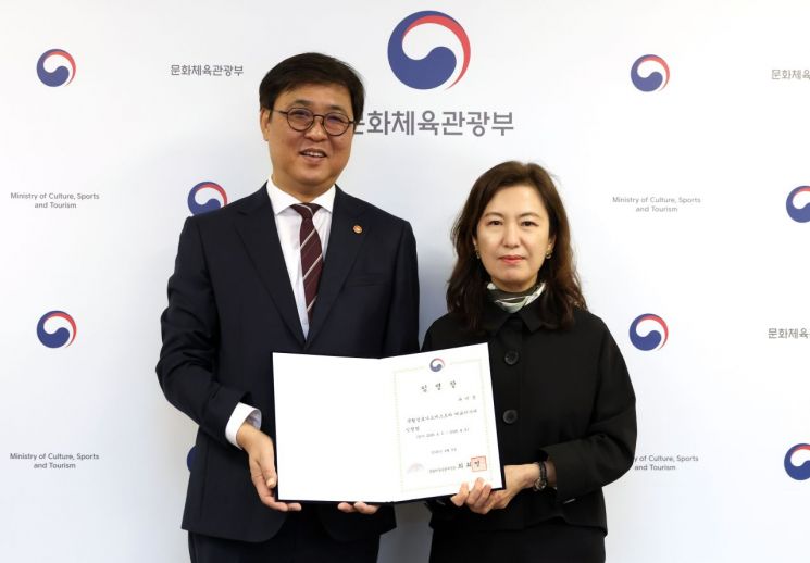 최휘영 문화체육관광부 장관(왼쪽)이 6일 서울 종로구 국립현대미술관 서울관에서 유미정 국립심포니오케스트라 신임 대표이사에게 임명장을 수여한 뒤 기념촬영을 하고 있다. 문화체육관광부