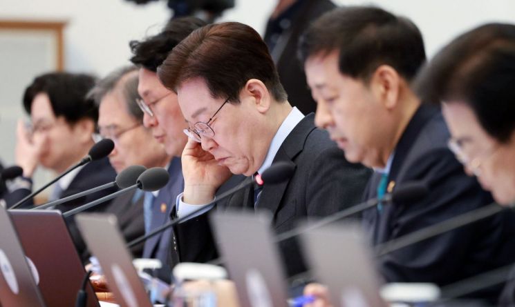 이재명 대통령이 6일 청와대에서 열린 국무회의 겸 비상경제점검회의에서 참석자 발언을 듣고 있다. 2026.4.6 연합뉴스