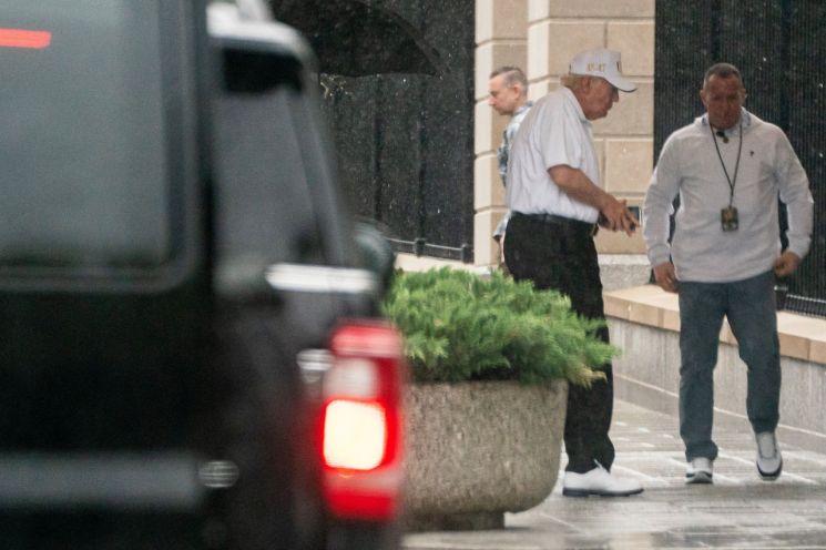 도널드 트럼프 미국 대통령이 5일(현지시간) 워싱턴 D.C.에 위치한 트럼프 내셔널 골프 클럽 방문을 마치고 백악관에 도착해 차량에서 내리고 있다. 트럼프 대통령은 이날 공개일정 없이 골프장을 방문한 후 백악관에 머물렀으며, 사회관계망서비스(SNS)인 트루스소셜을 통해 이란과의 협상시한을 7일로 하루 연장한다고 통보했다. 워싱턴 D.C.(미국)=AP연합뉴스