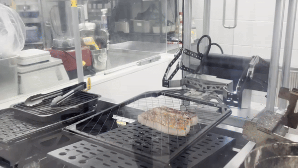 京畿道水原市八达区一家烤肉店内，Beyond Honeycomb 的“Grill X”在烤架上放上五花肉后，做出闭眼表情。黄瑞律 记者·Beyond Honeycomb 提供