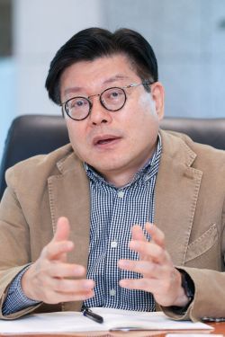 전재성 동아시아연구원 원장이 6일 서울 종로구 동아시아연구원에서 인터뷰 하고 있다. 강진형 기자