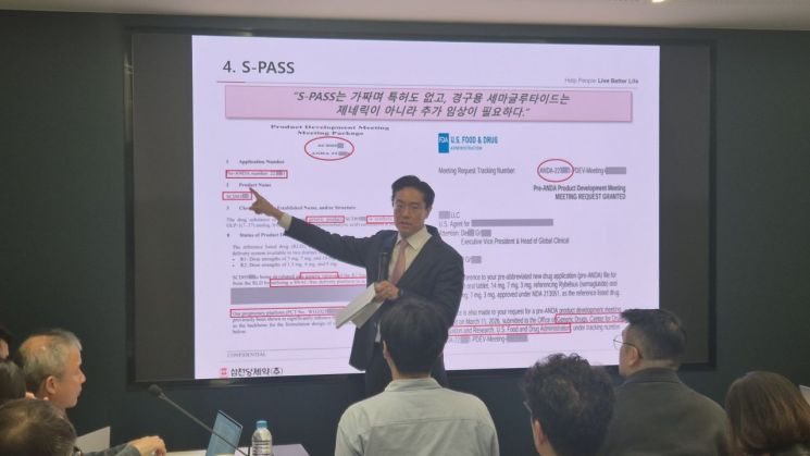 전인석 삼천당제약 대표이사가 6일 서울 서초구 삼천당제약 본사에서 열린 기자간담회에서 자사의 핵심 기술 'S-PASS'를 설명하고 있다. 박정연 기자