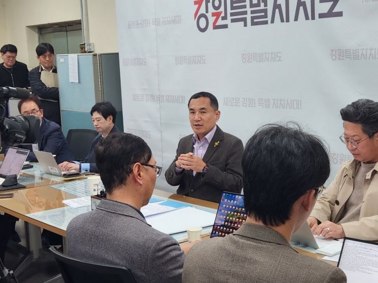 김진태 강원특별자치도지사가 6일 기자간담회에서 ‘강원특별법’에 따라 수립된 ‘미래산업글로벌도시 개발 종합계획(2024~2033)’의 2025년 추진실적에 대한 첫 연차 평가 결과를 발표하고 있다. 이종구 기자